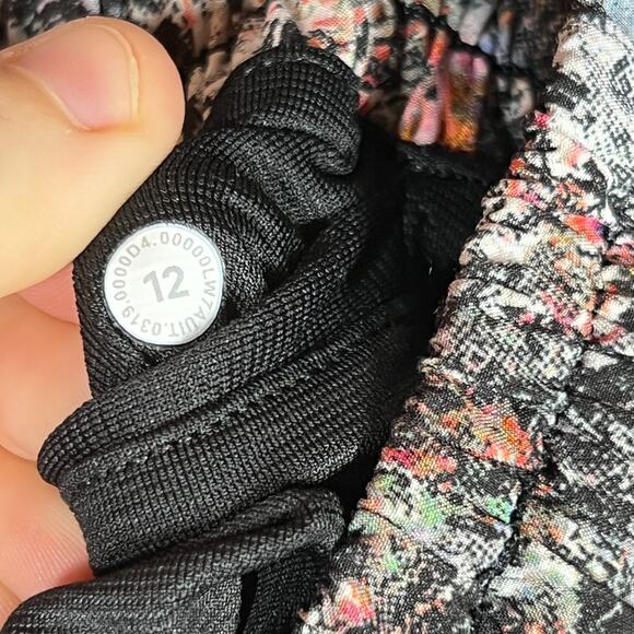 Lululemon Hotty Hot Shorts Womens Size 12 Spray Print 4" Inseam Lowrise Yoga - Picture 7 of 8